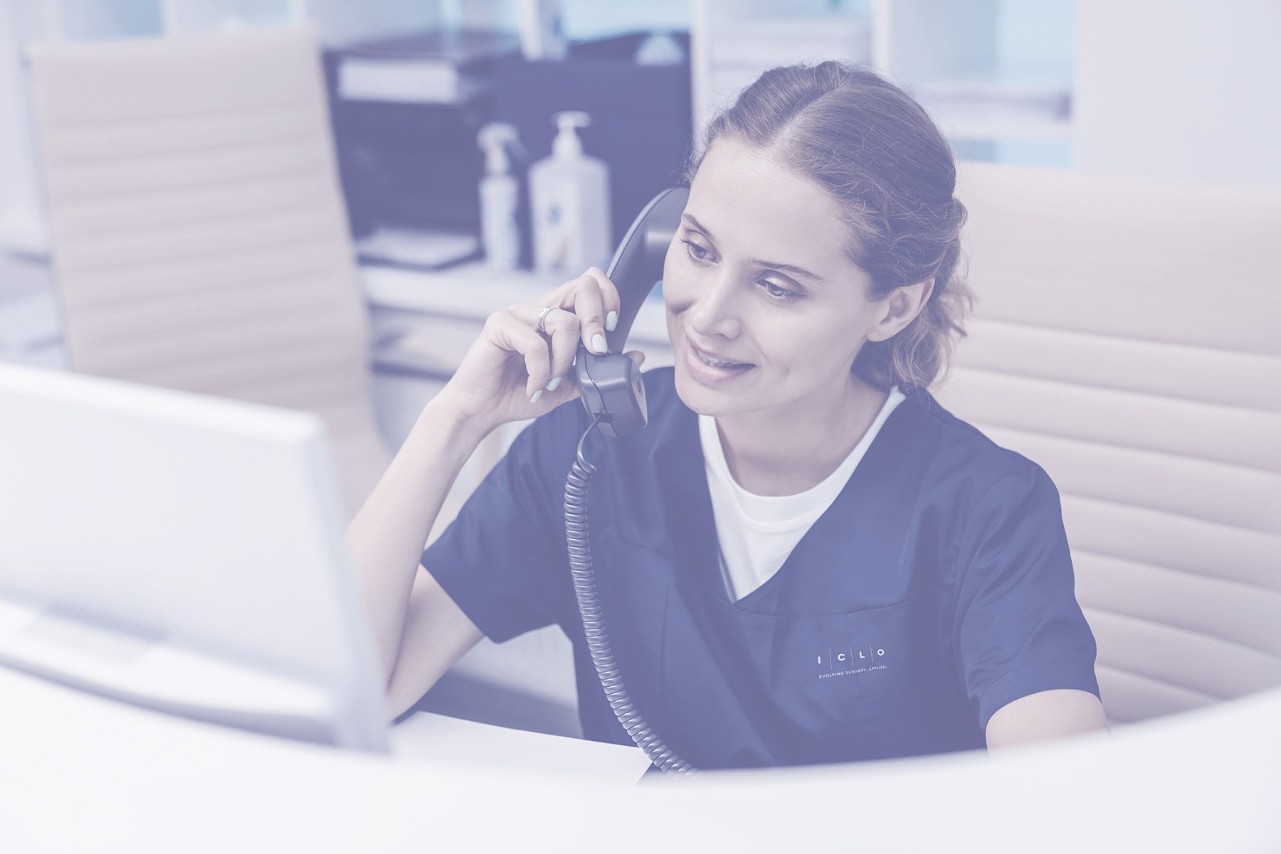 Operatrice della segreteria organizzativa ICLO al telefono