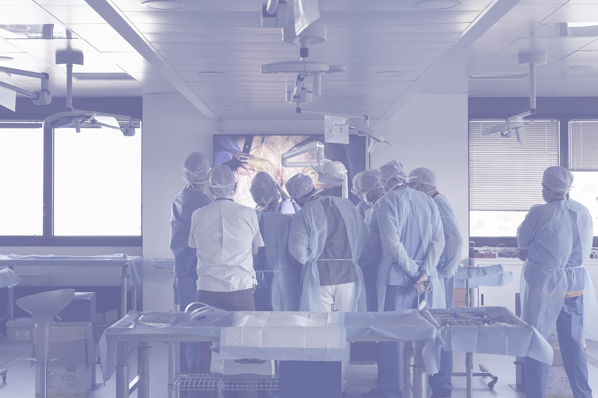 Gruppo di chirurghi in sala durante una sessione di live surgery